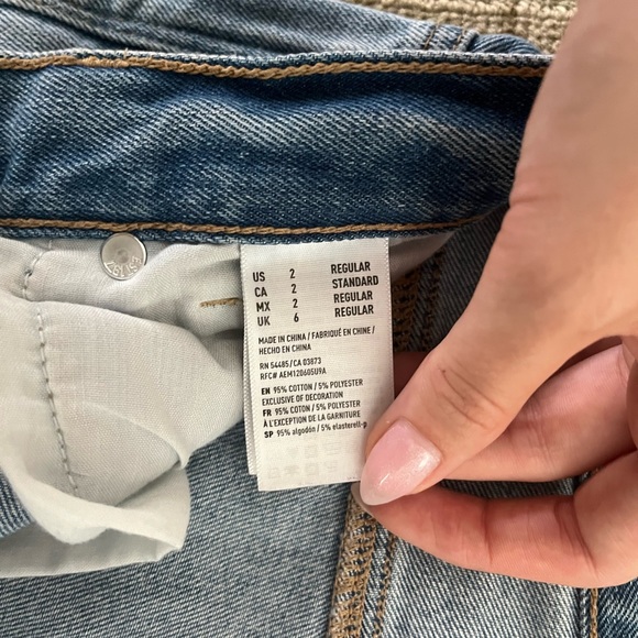 American eagle high waisted mom jean with holes at the knees - Picture 4 of 7